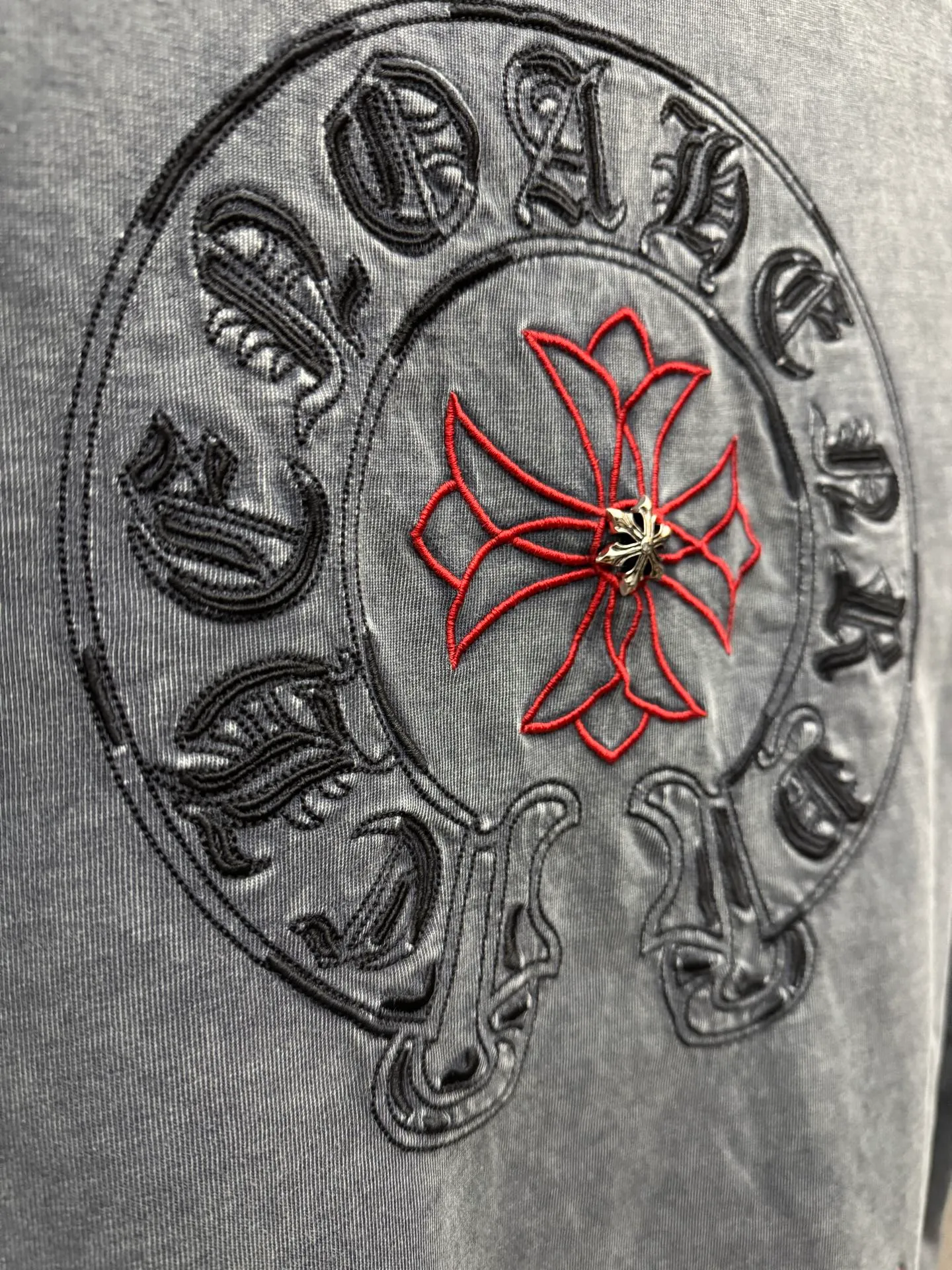 P230 top version, real shot without P, ​​different from market currency) 𝗖𝗵𝗿𝗼𝗺𝗲 𝗛𝗲𝗮𝗿𝘁𝘀/Cro Heart 2026 Spring New Original Single Counter American Washed 3D Three-dimensional Embroidered Couple Short Sleeves 👑The highest version! Customized fabric 320 grams, washed and fried. Best-selling model at the counter. Very comfortable to wear. Accessories: Original molded and authenticated collar label➕100% silk wash label. Genuine purchase-grade original hangtag➕matching hanging rope➕3D hanging beads➕original packaging bag. Craftsmanship: The original version has consistent wiring! The highest version of the armhole matching technique! Color: Gray Black Size: S M L XL Style No.: 6608